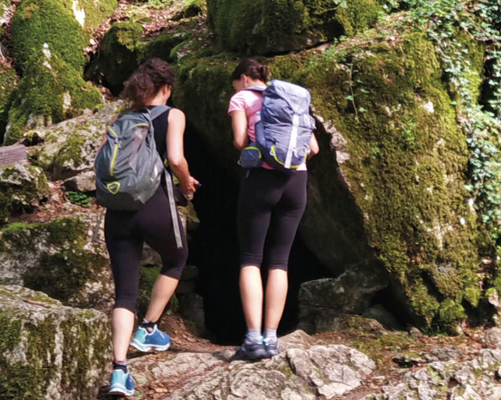 immagine di due persone che fanno trekking