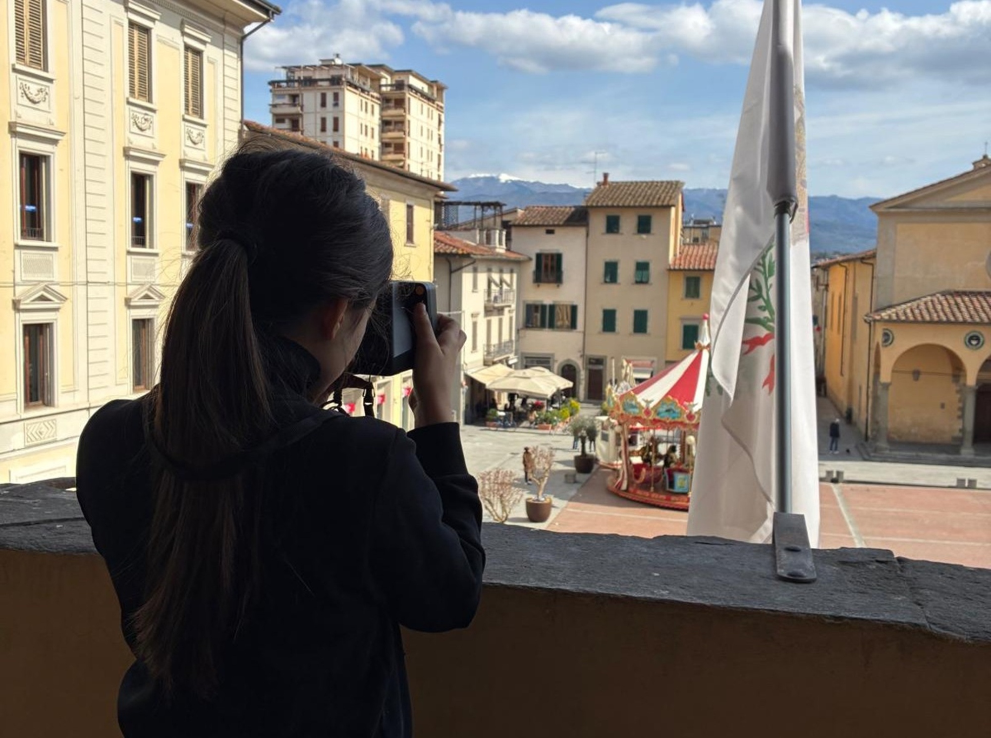 Immagine di una persona che fotografa il borgo di San Giovanni Valdarno