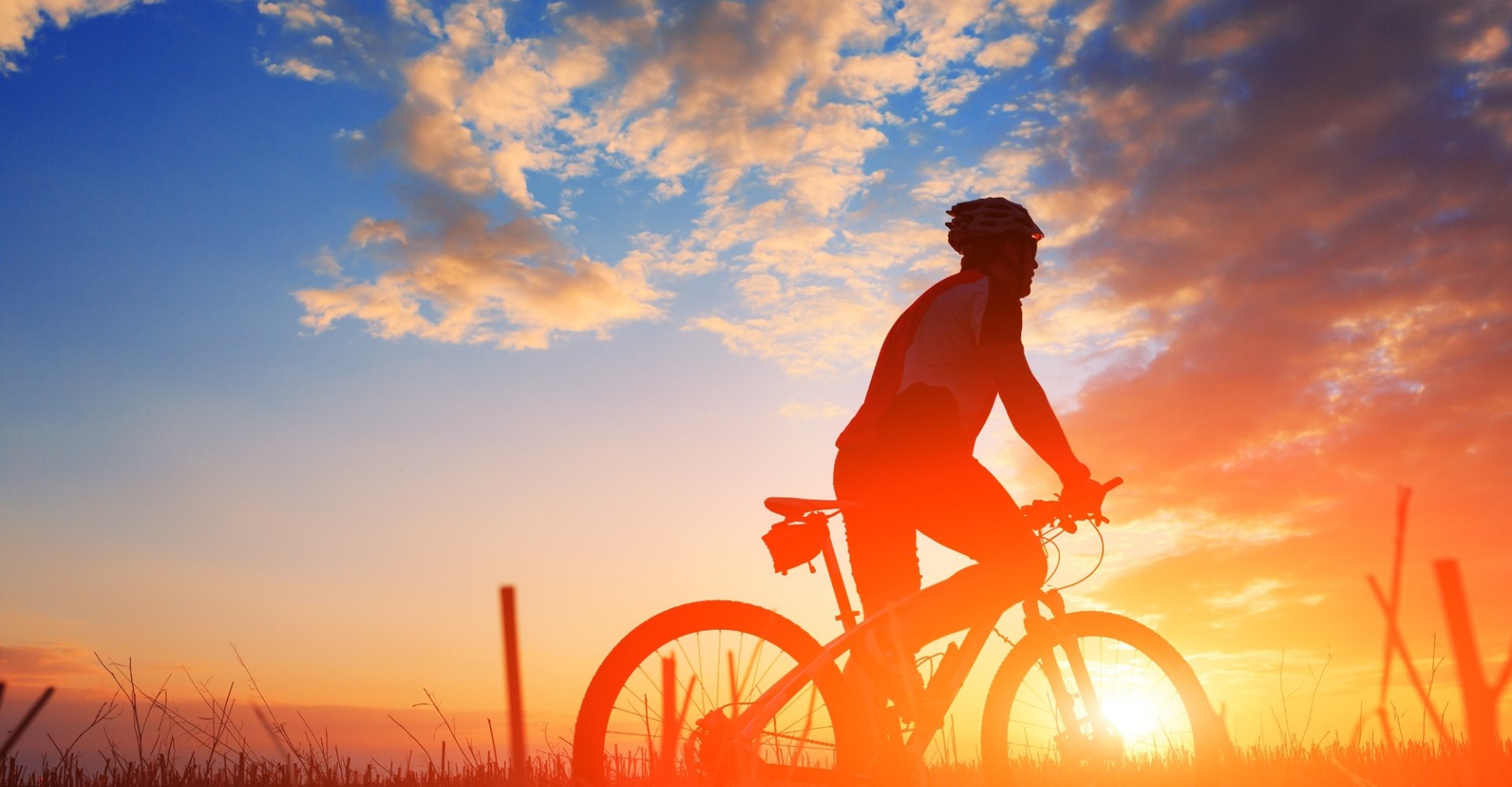 Radfahren bei Sonnenuntergang Radfahren bei Sonnenuntergang