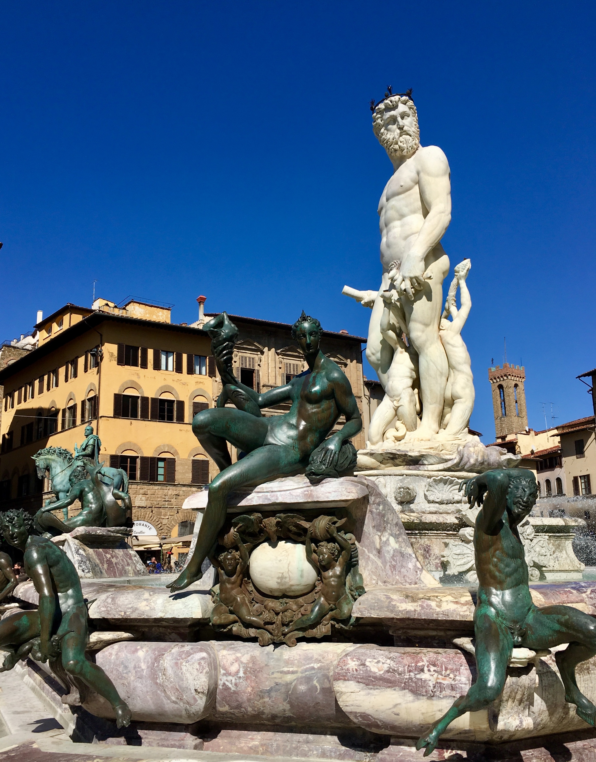 La statua in marmo bianco del Nettuno in Piazza della Signoria a Firenze