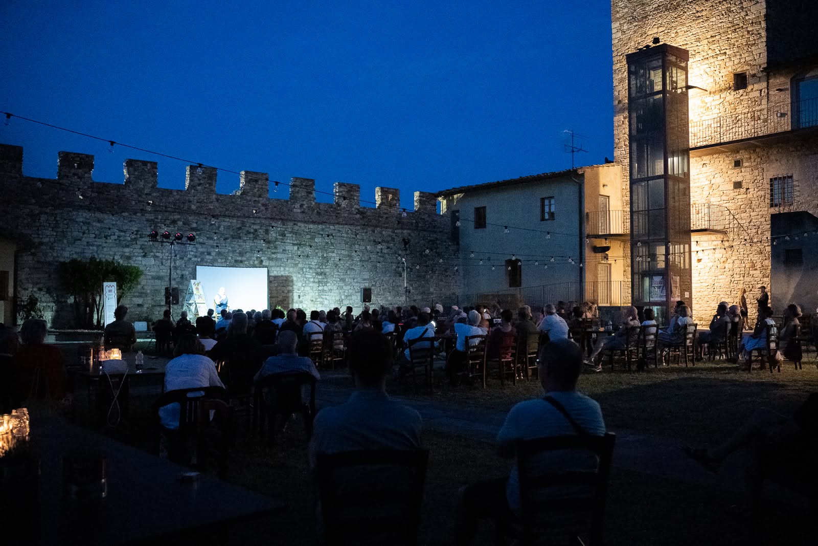 Immagine di uno spettacolo notturno al Giardino del Castello