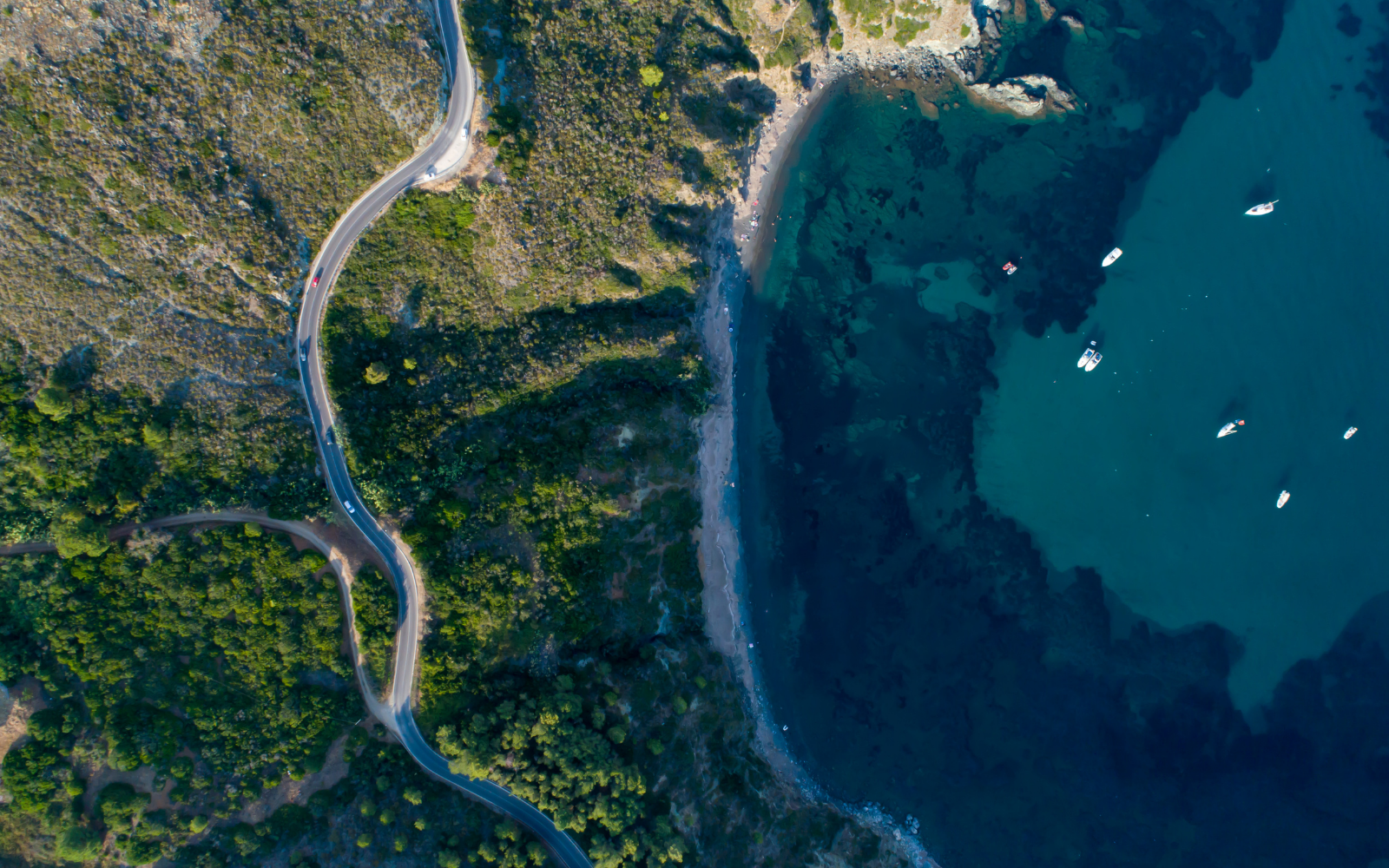 Drohnenansicht des Strandes von Acquarilli