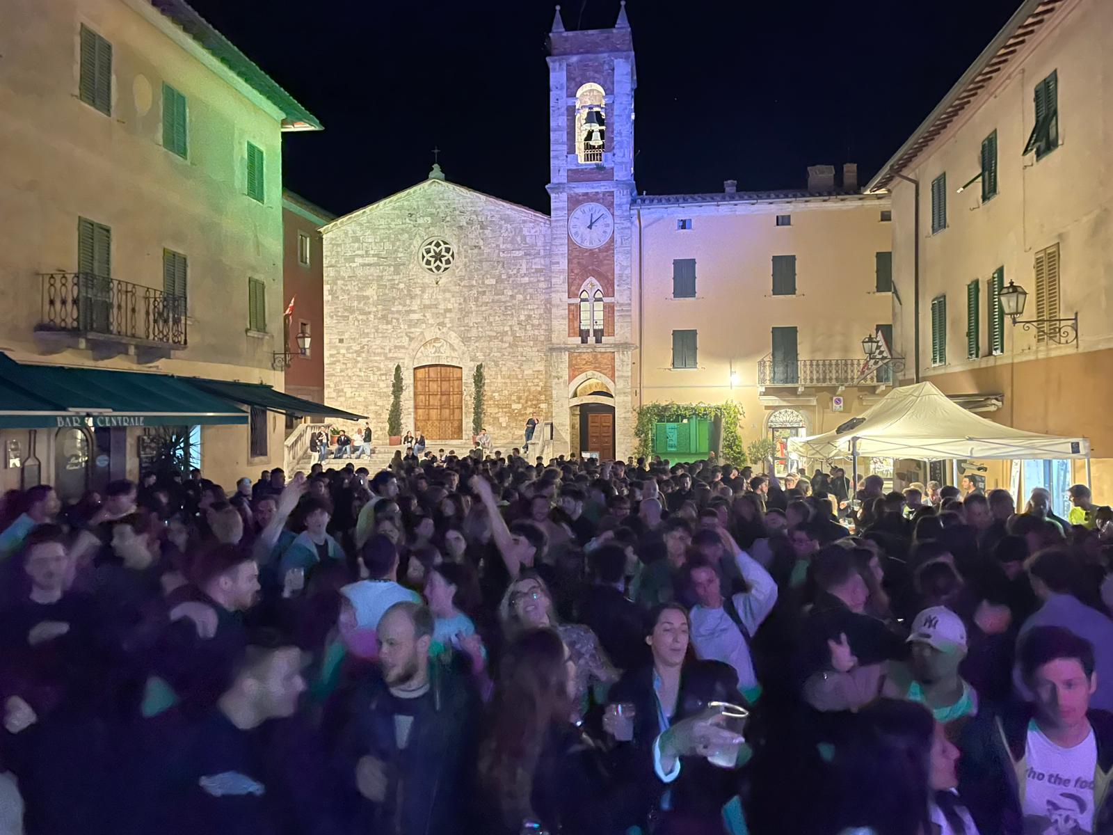 Immagine della festa in piazza, durante la sera.