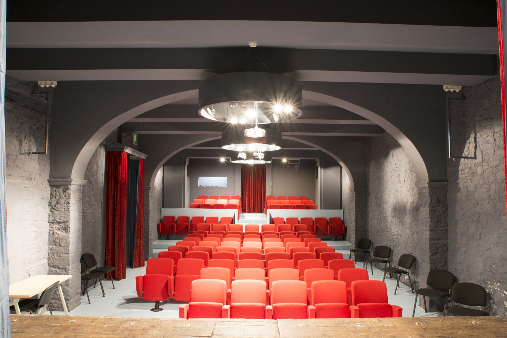 Immagine di un teatro con le poltrone rosse
