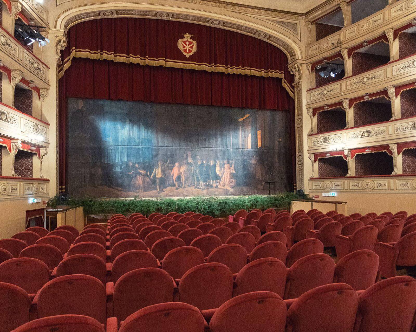 Teatro Guglilemi Interno con sipario storico