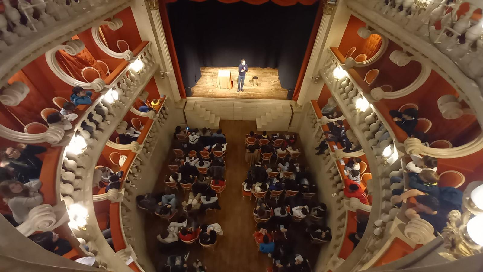 bambini e ragazzi al Teatro Dovizi di Bibbiena, uno dei luoghi del festival