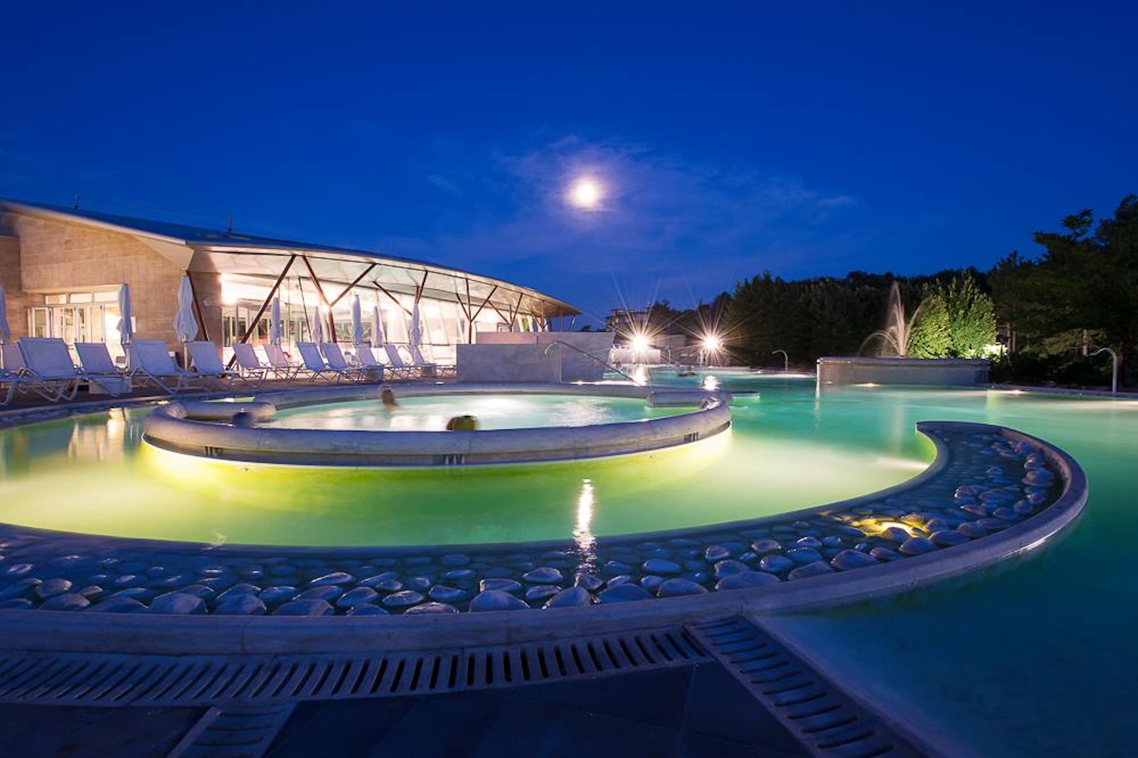 Vue nocturne des thermes de Chianciano