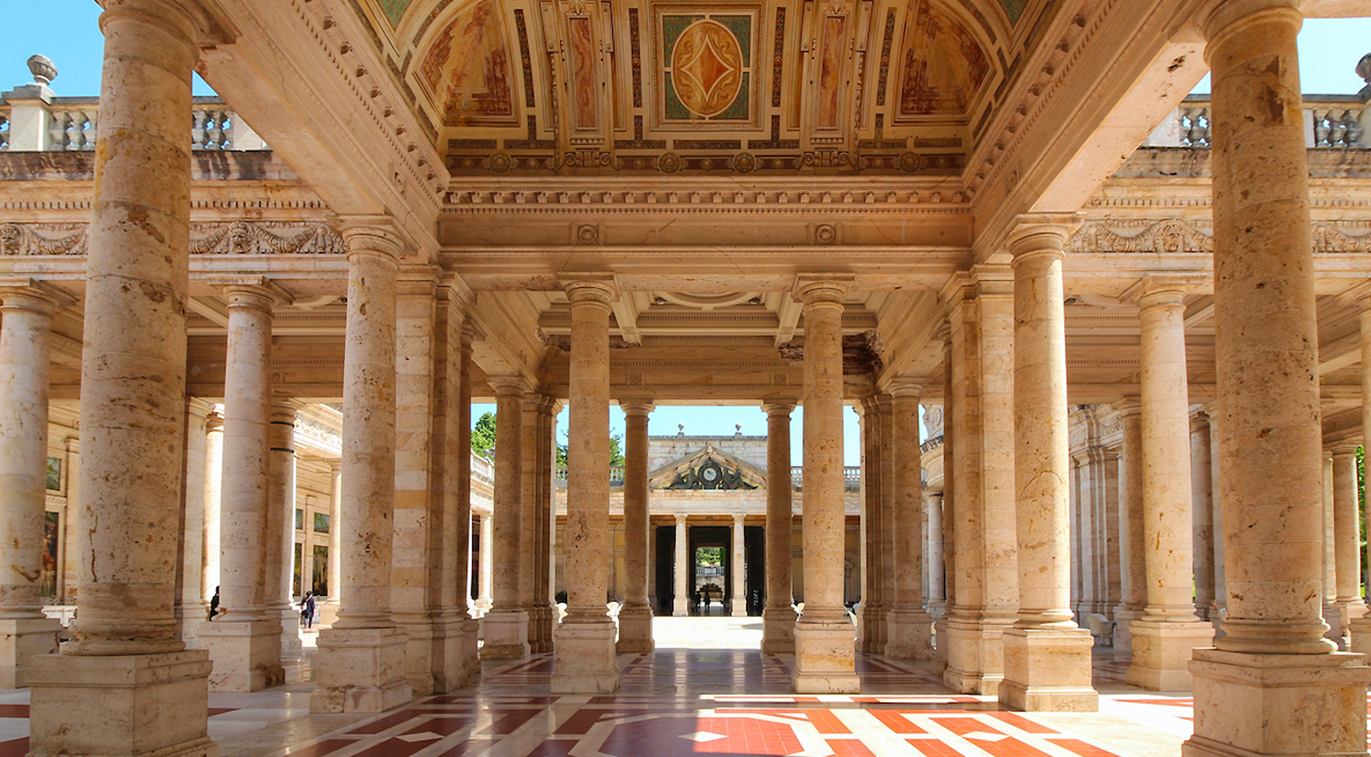 Grande colonnato storico delle Terme, architettura liberty con prospettiva centrale e luce naturale