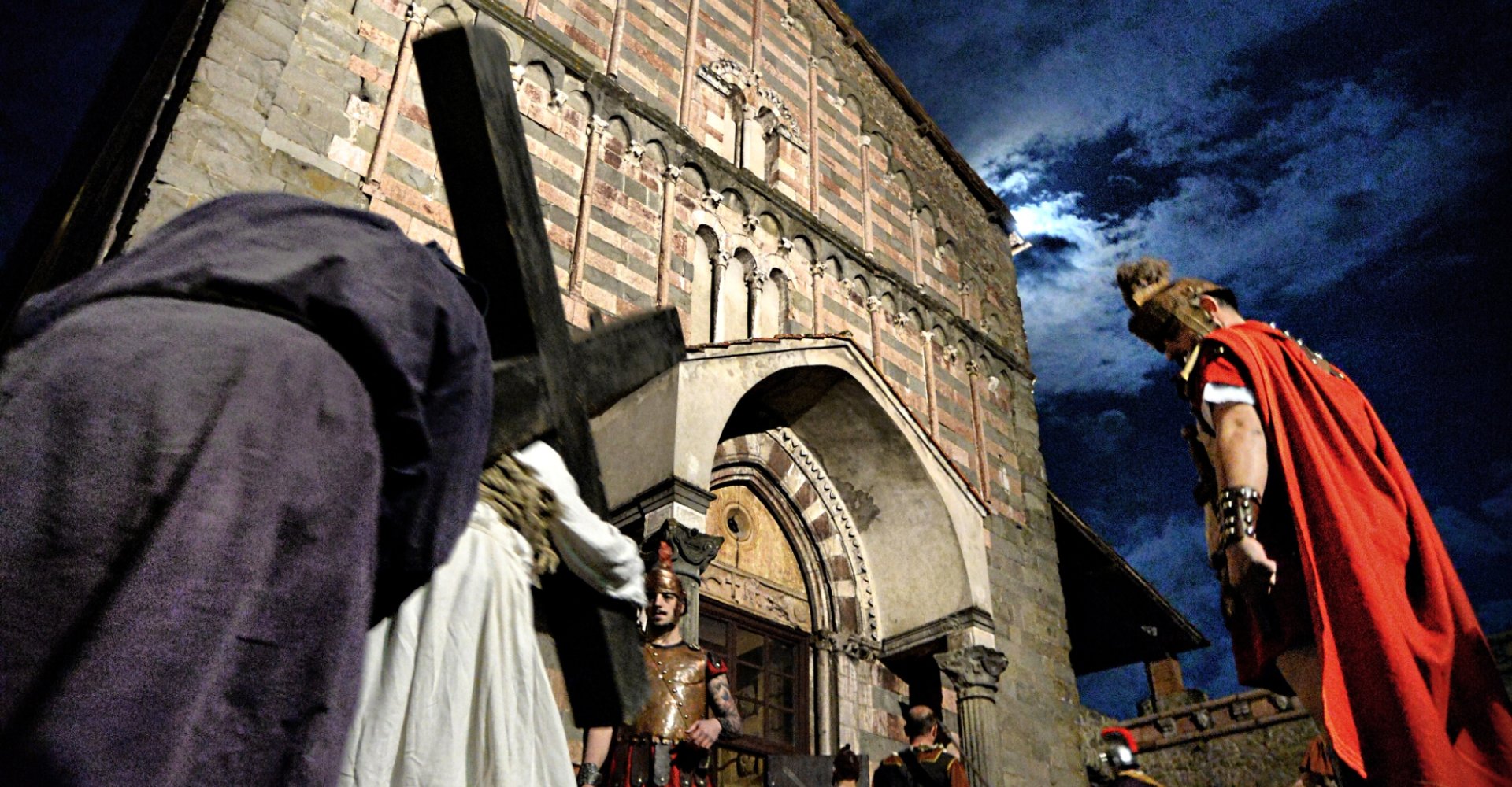 Processione dei Crocioni a Castiglione Garfagnana Processione dei Crocioni a Castiglione Garfagnana