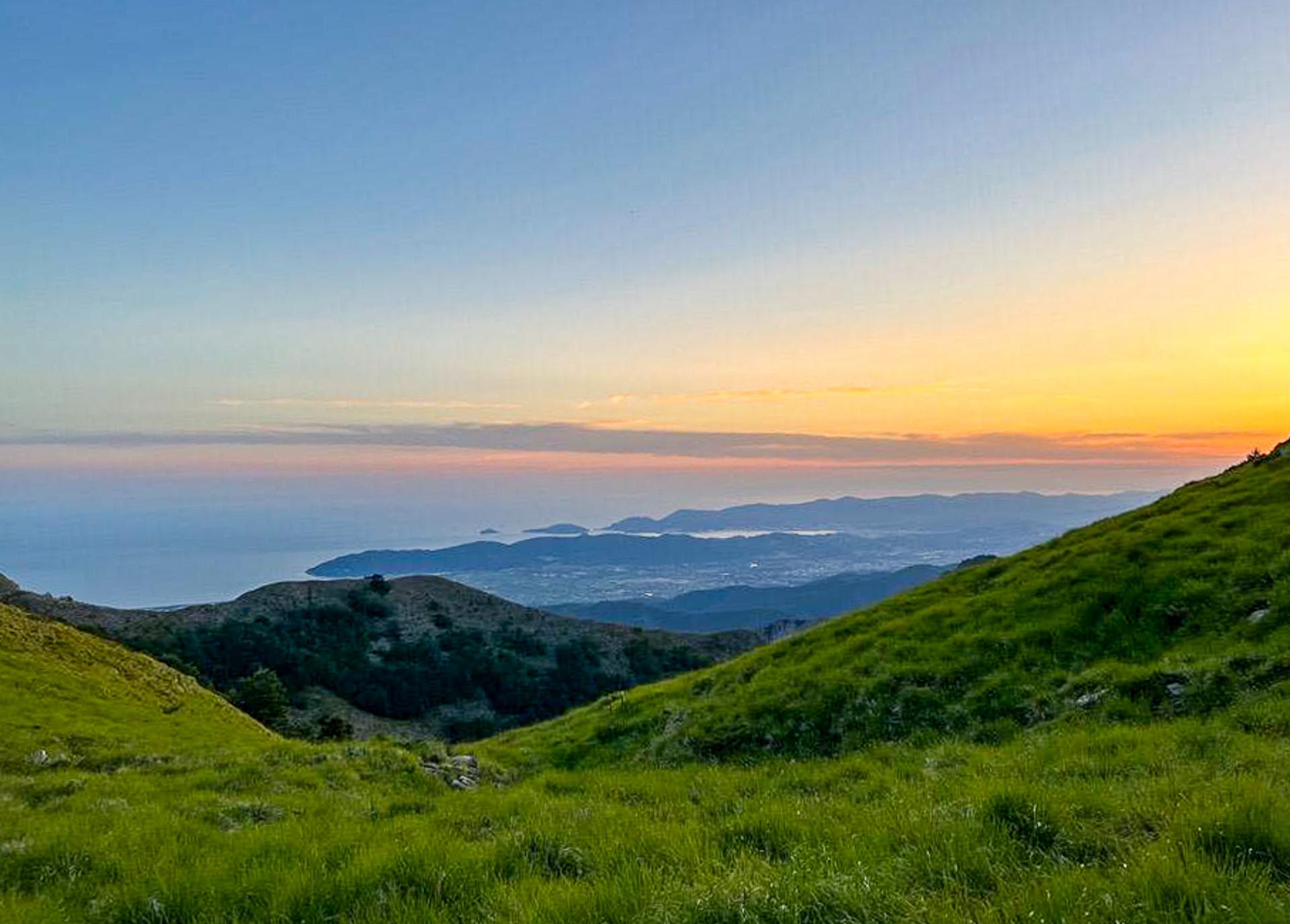 Trekking al tramonto sul Monte Sagro, vetta imponente delle Alpi Apuane
