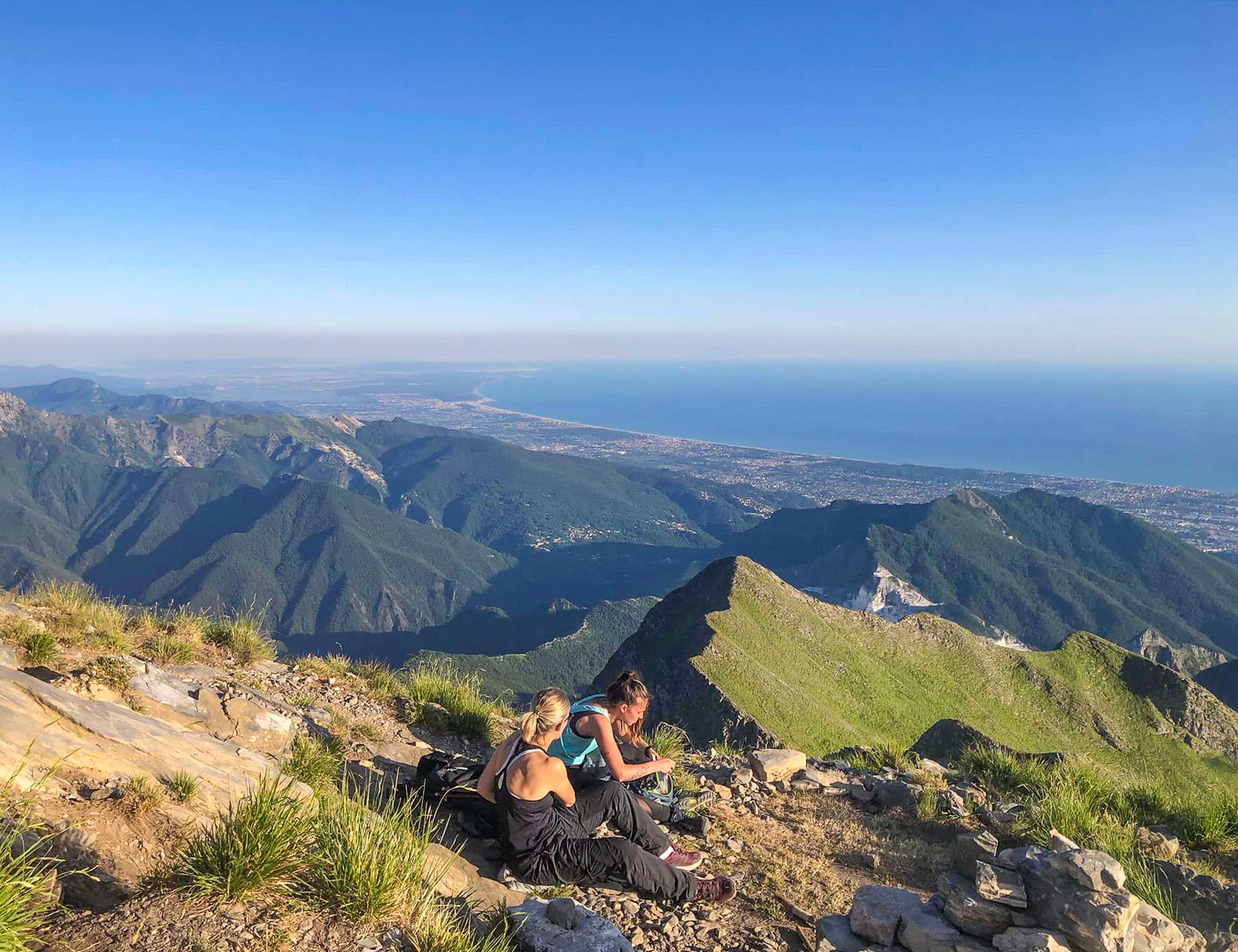 Trekking al tramonto sul Monte Sagro, vetta imponente delle Alpi Apuane