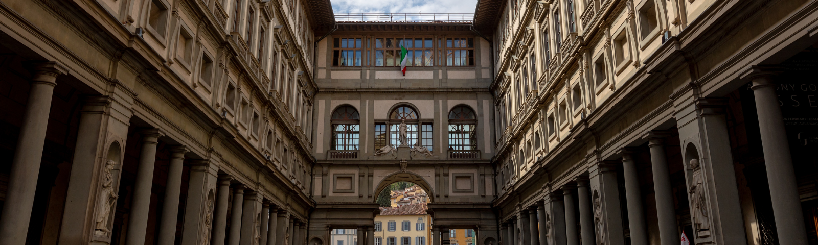 Internal loggia of the Uffizi Museum in Florence during the Smart Tour