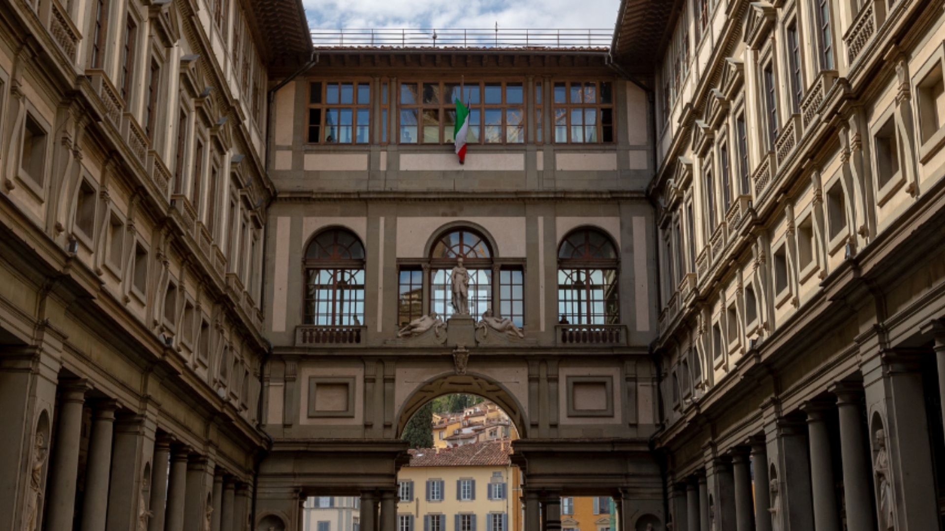Internal loggia of the Uffizi Museum in Florence during the Smart Tour