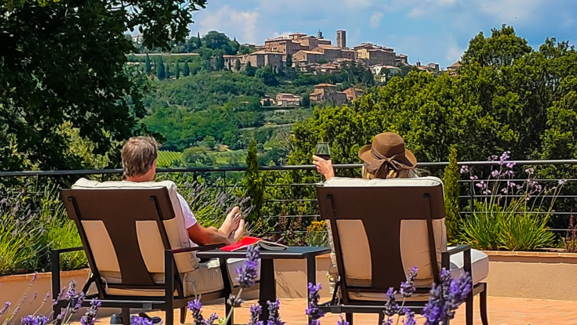 I nostri ospiti possono rilassarsi a Fonte Martino godendo di una splendida vista su Montepulciano e le colline toscane