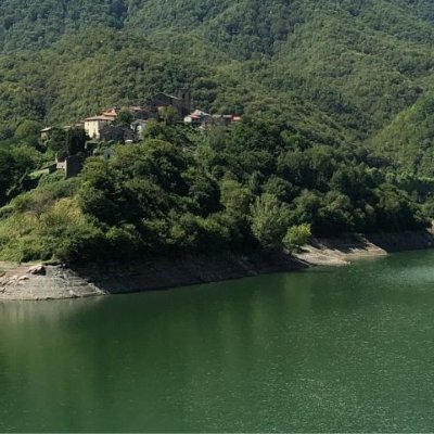 Guided Tour at Vagli di Sotto Lake in Tuscany