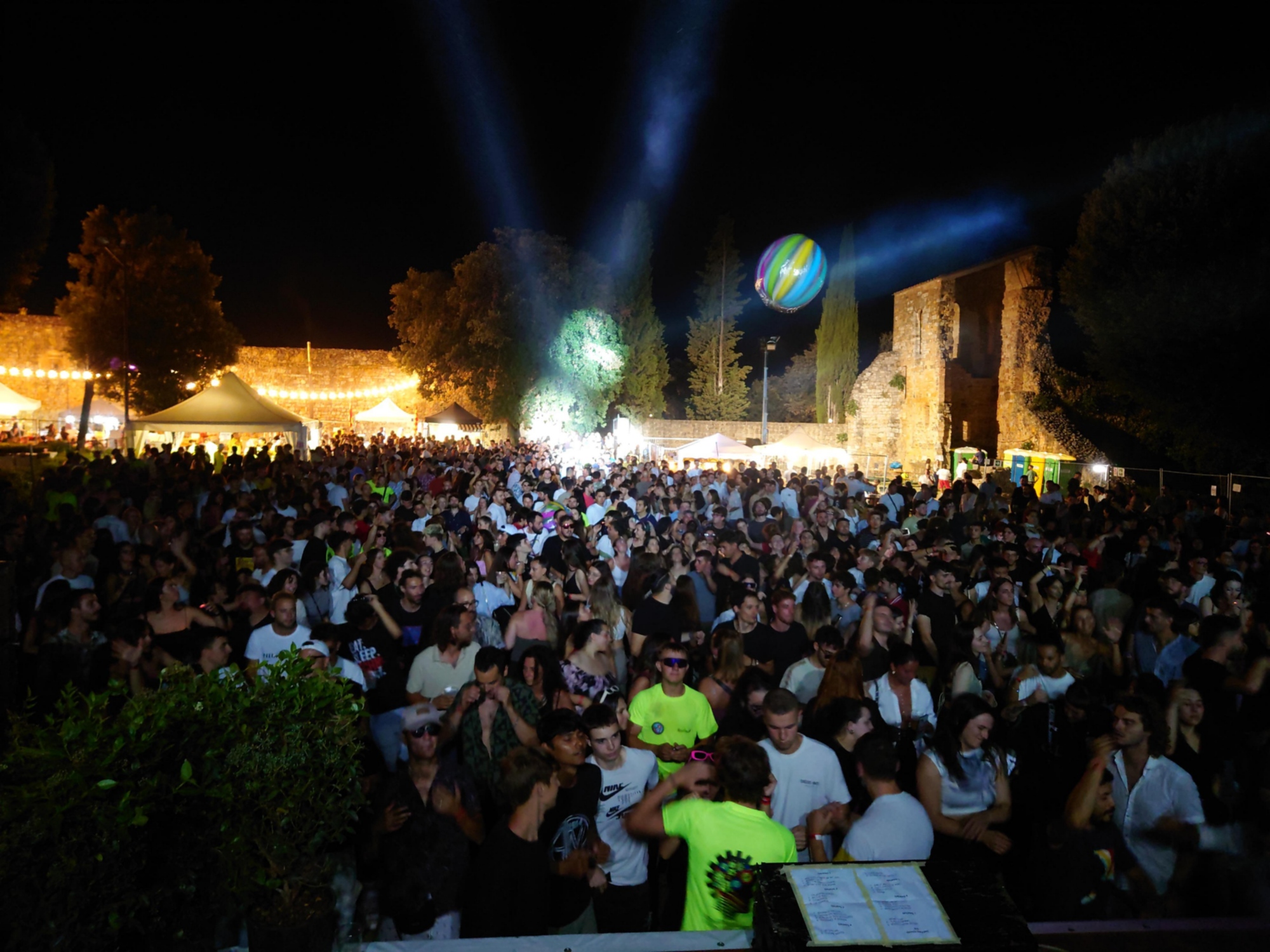 Immagine notturna di uno dei concerti della serata