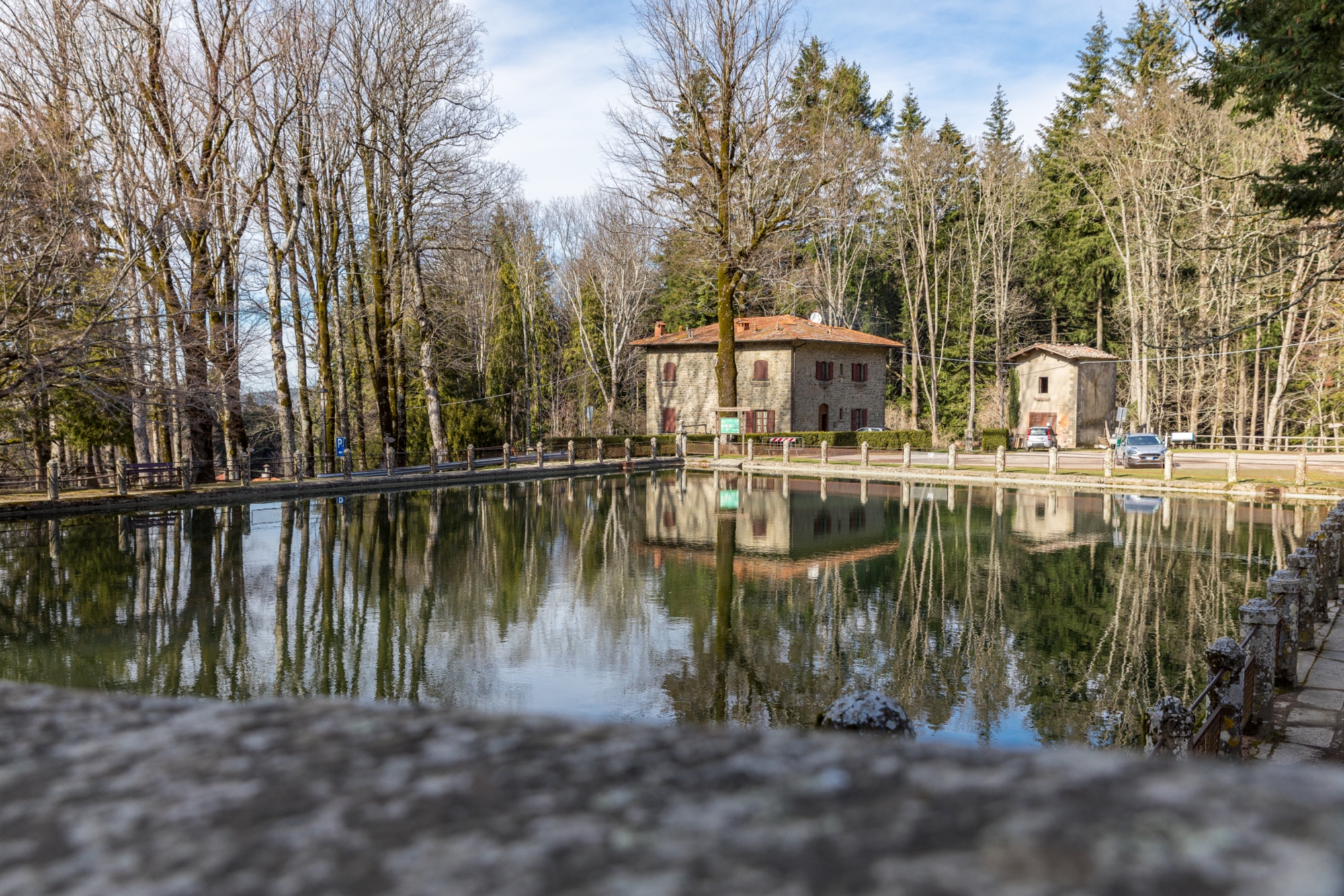 La vasca monumentale posta di fronte all'Abbazia di Vallombrosa