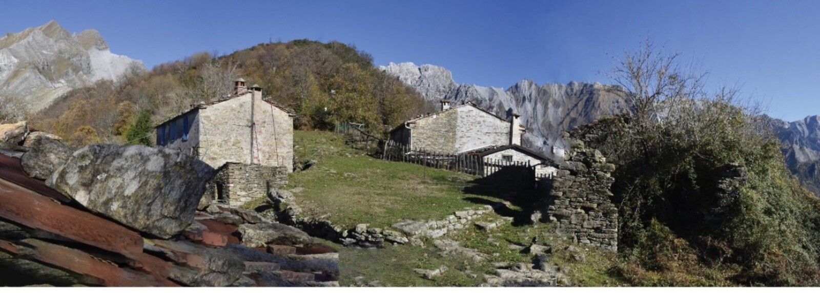 Vergheto con case alberi prati