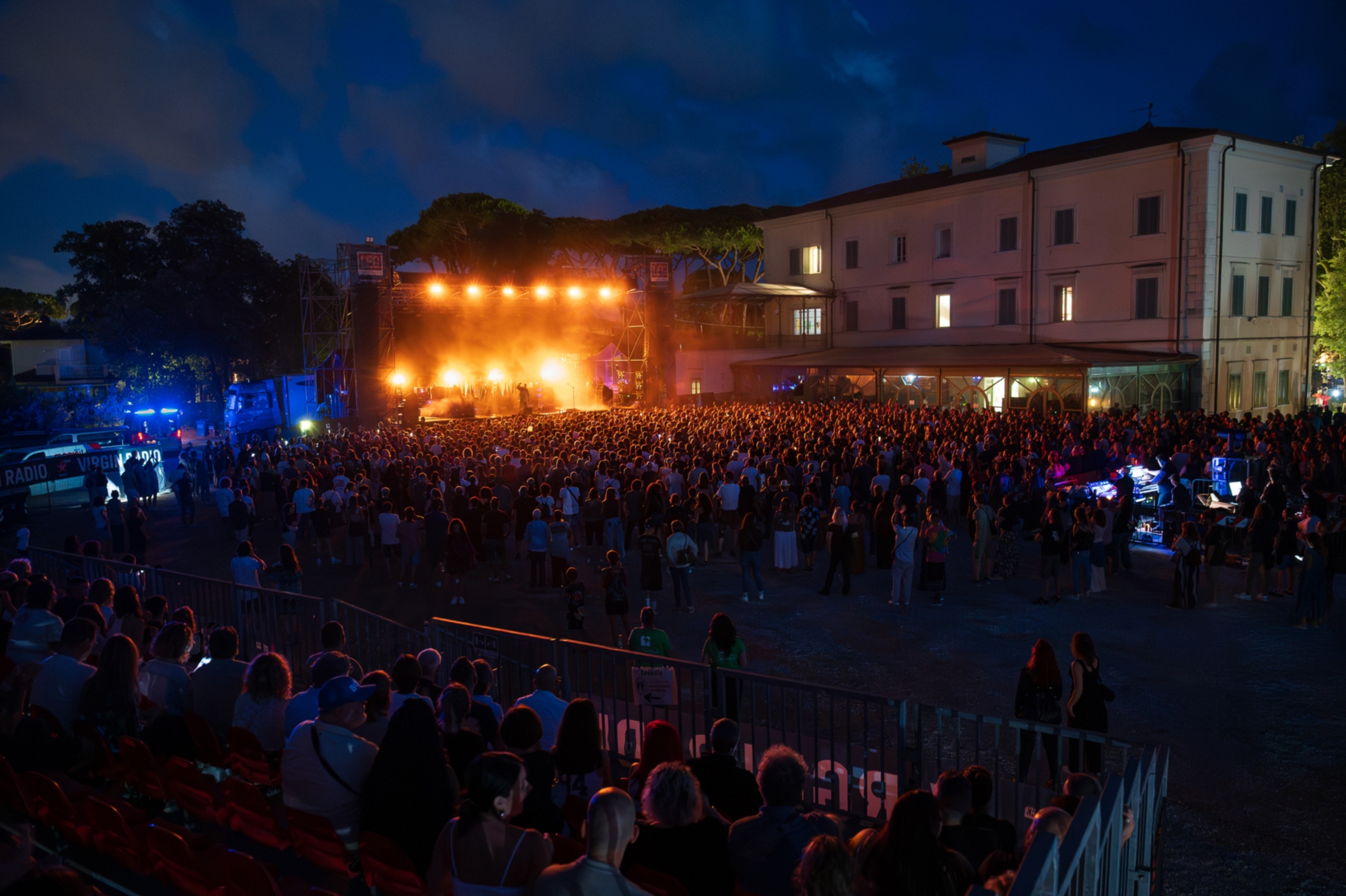 Una serata del Festival con un numeroso pubblico partecipante