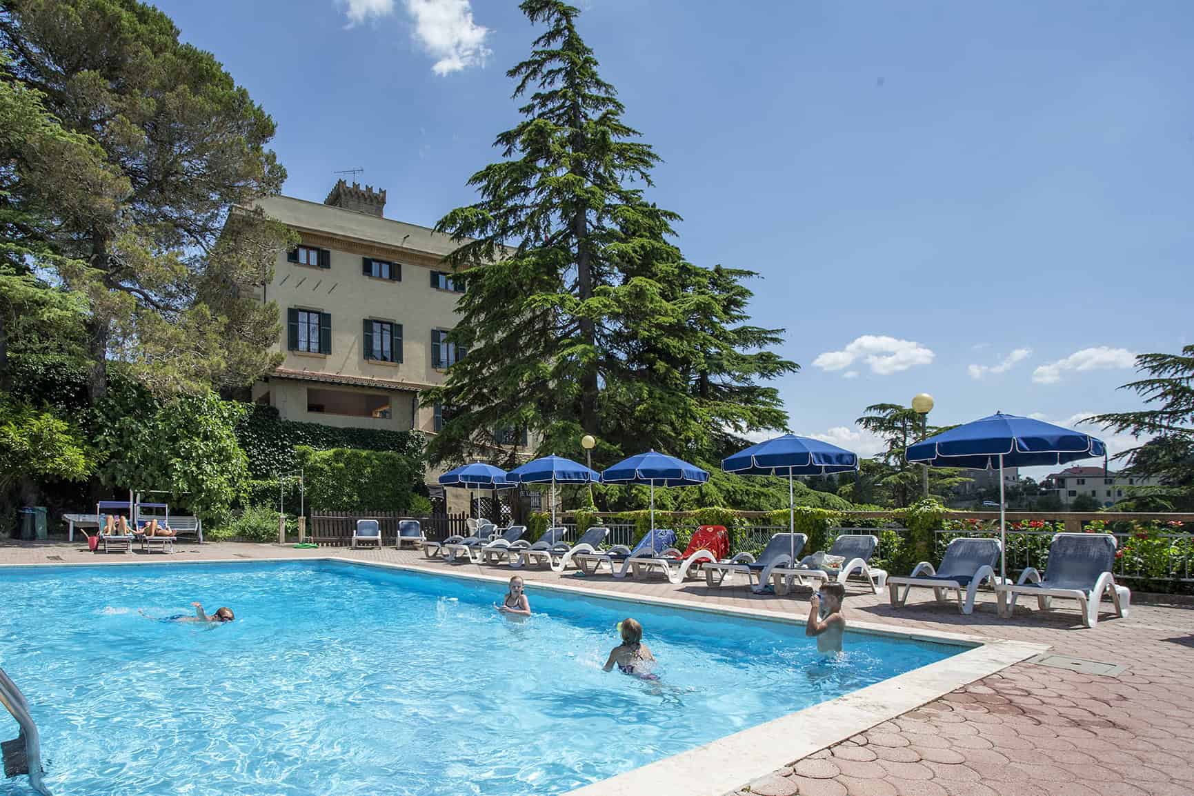 Piscine e solarium con sdraio e ombrelloni