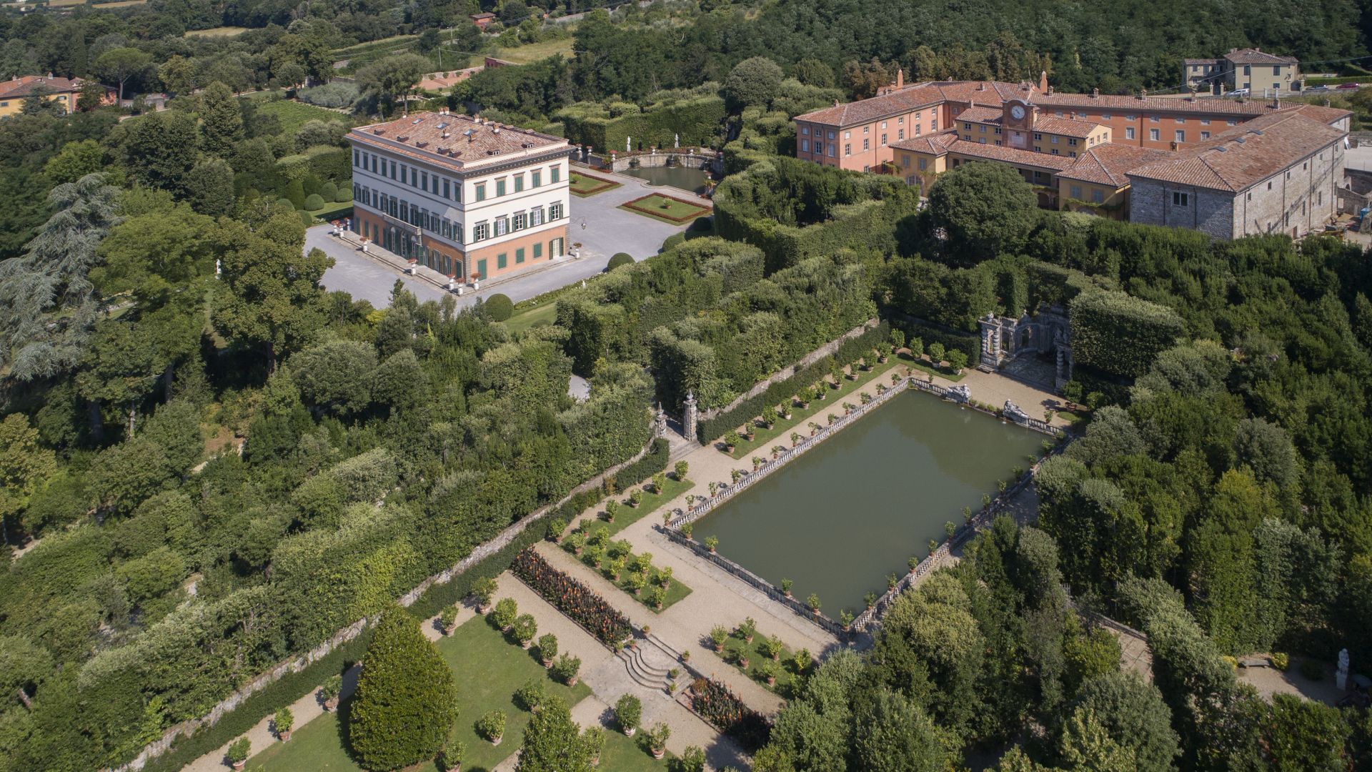 Luftaufnahme der Villa Reale von Marlia