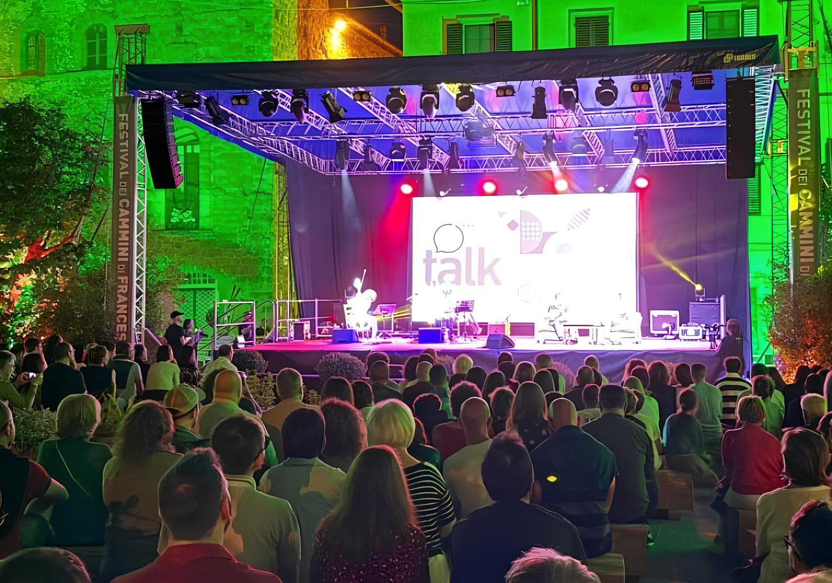 Una foto su uno dei palchi che ospitano il Festival dei Cammini di Francesco