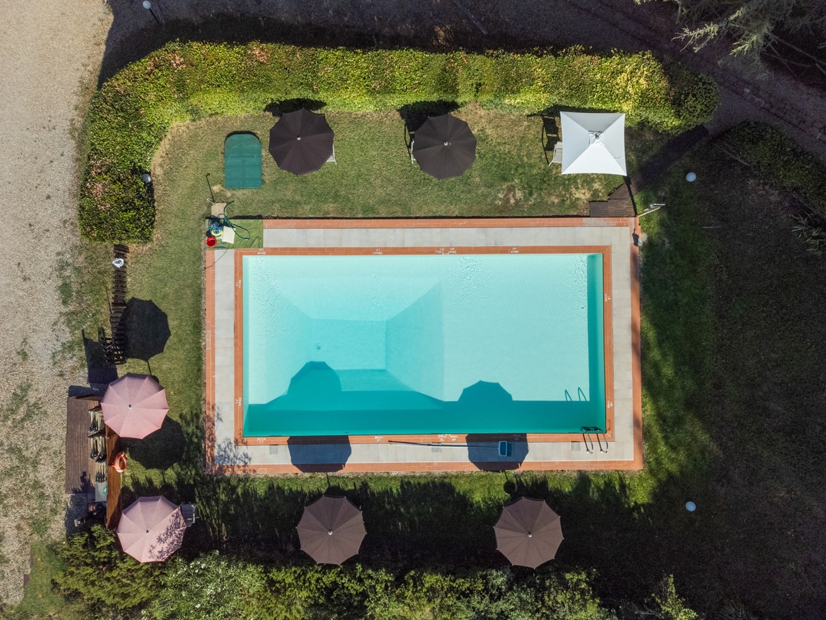 Piscina panoramica dell'Antico Podere Il Bugnolo con solarium e giardino nel cuore della Toscana