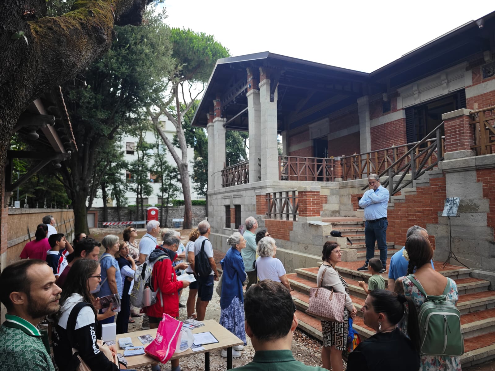 la facciata del Villino con i visitatori