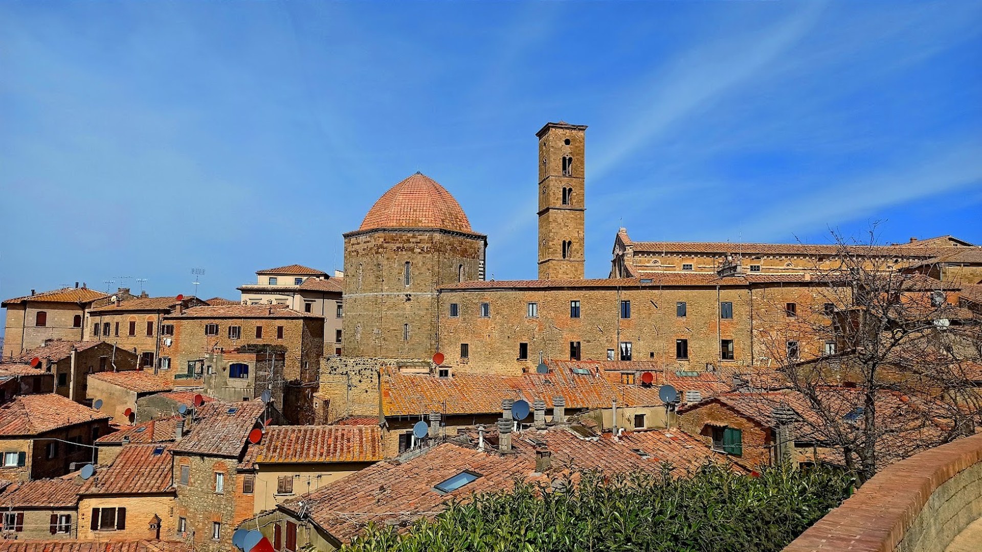 Il centro storico di Volterra con le sue torri e case in pietra sulla collina