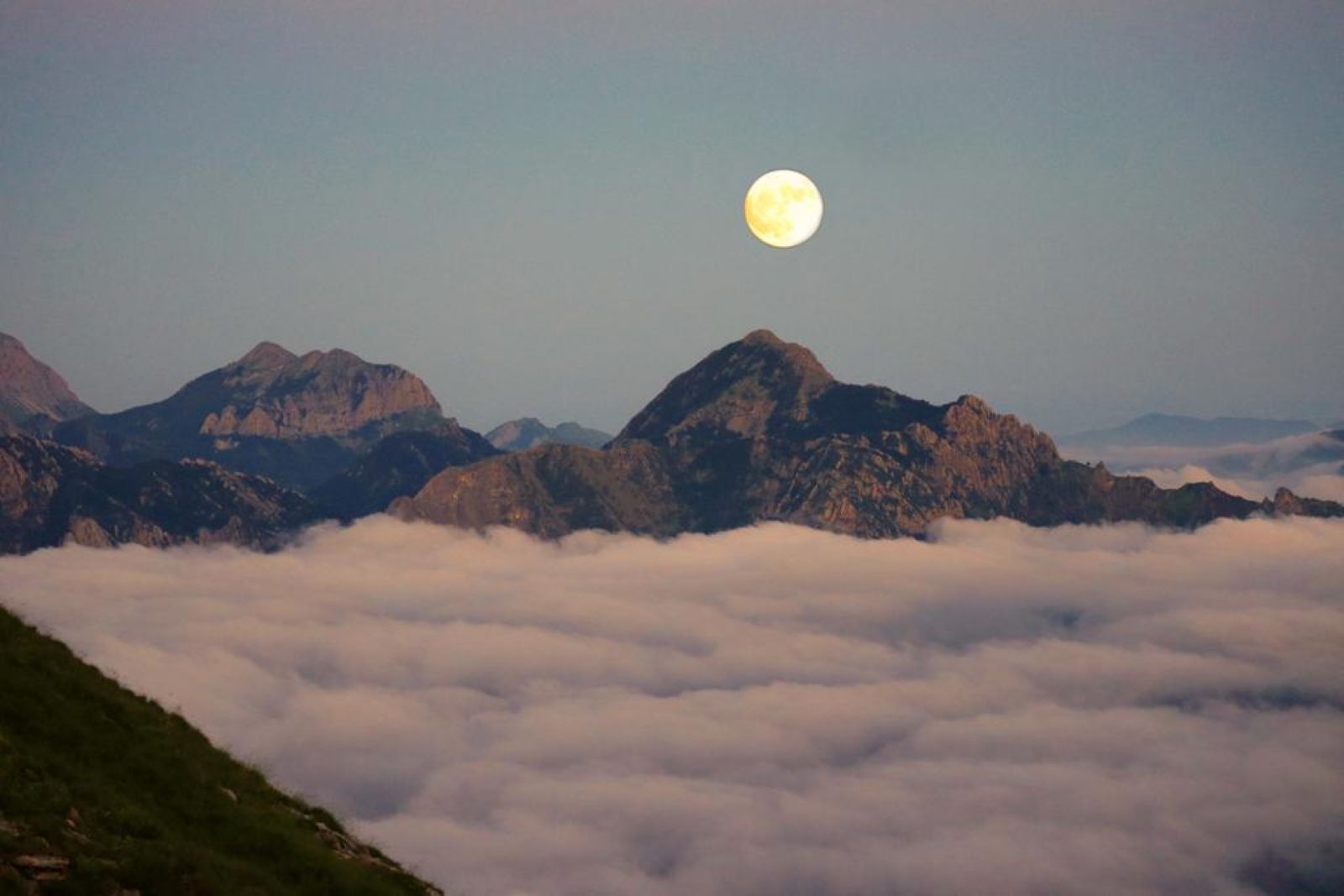 Trekking al tramonto sul Monte Sagro, vetta imponente delle Alpi Apuane