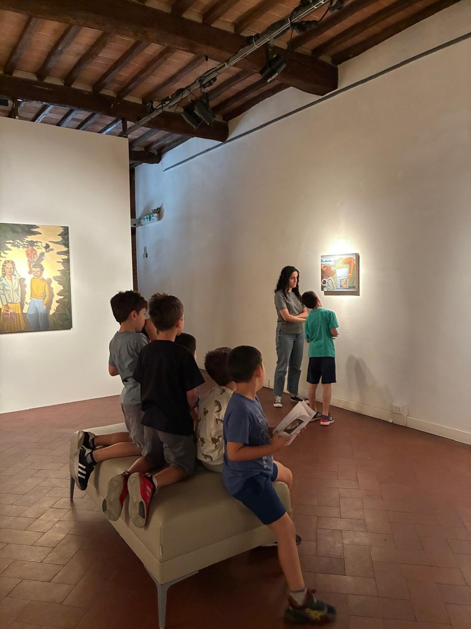 laboratorio al museo con i bambini che osservano un quadro