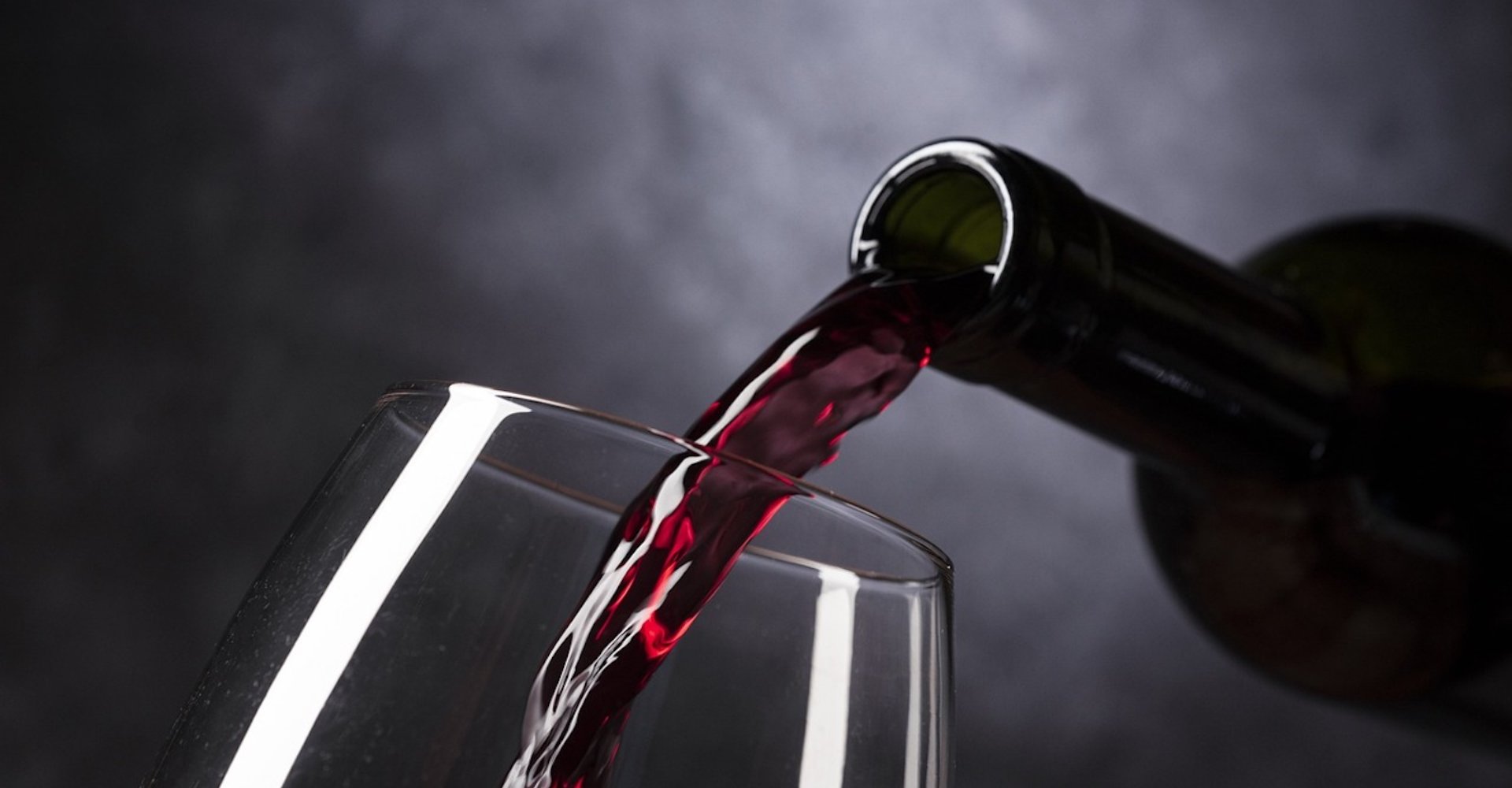 Vino rosso versato in un bicchiere Vino rosso versato in un bicchiere