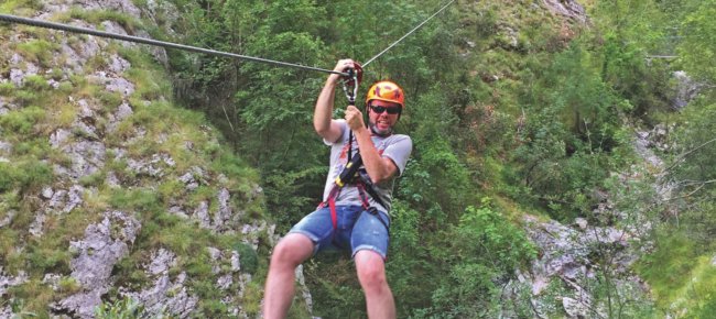 Zipline über dem Bergbach