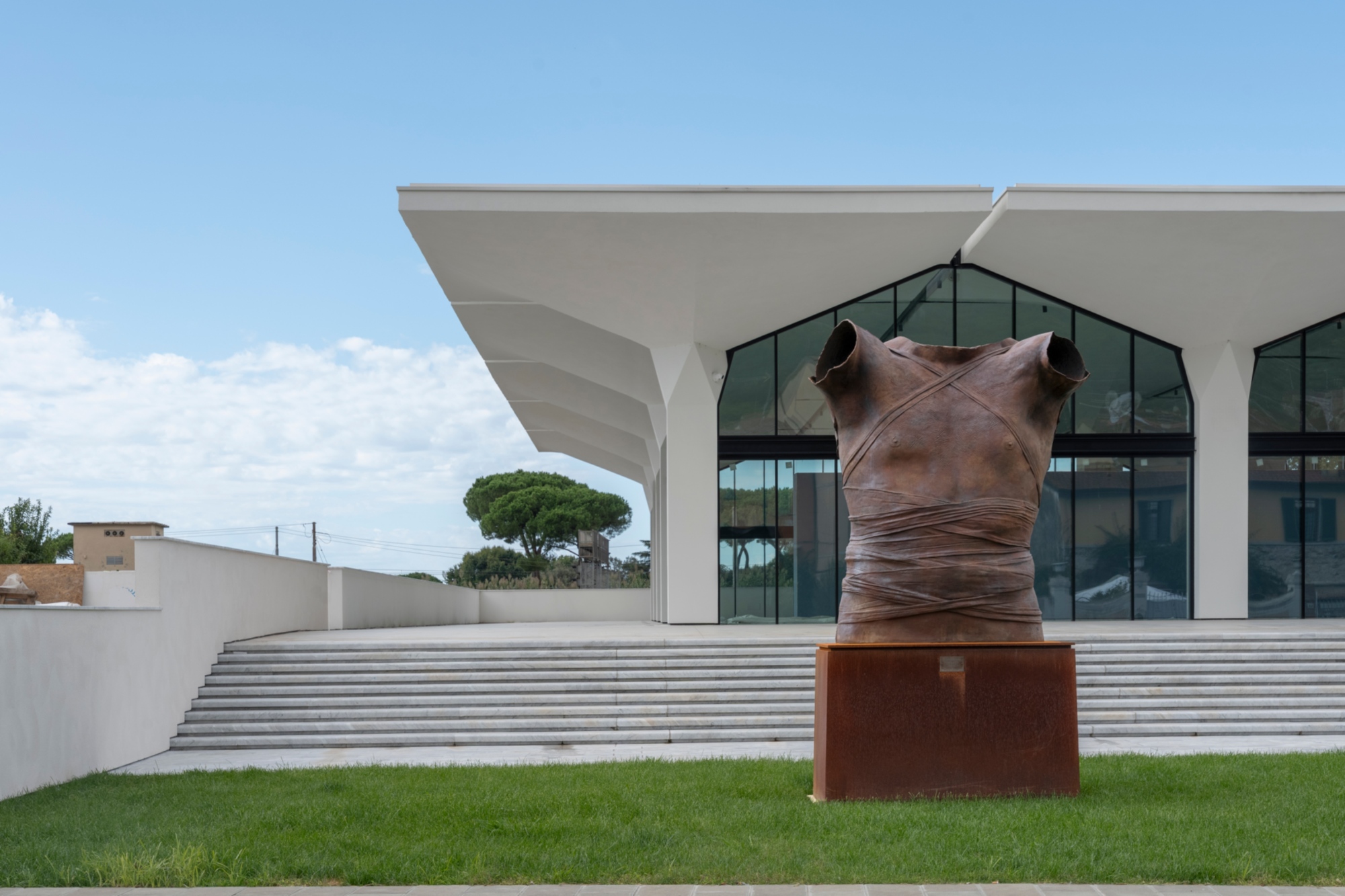 Scultura monumentale in bronzo nel giardino esterno del Museo Igor Mitoraj