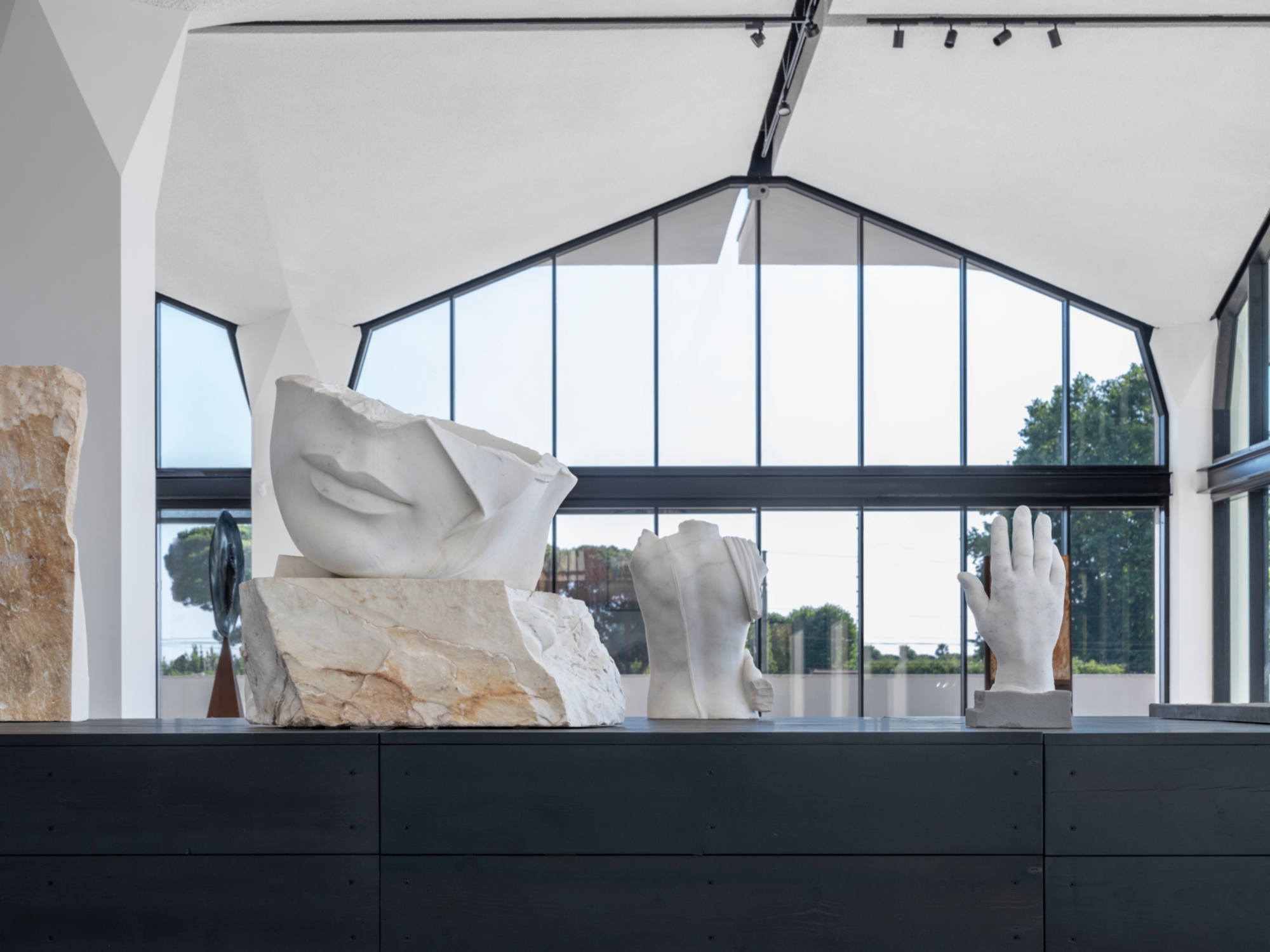 Sculture in marmo bianco esposte al Museo Igor Mitoraj, Pietrasanta