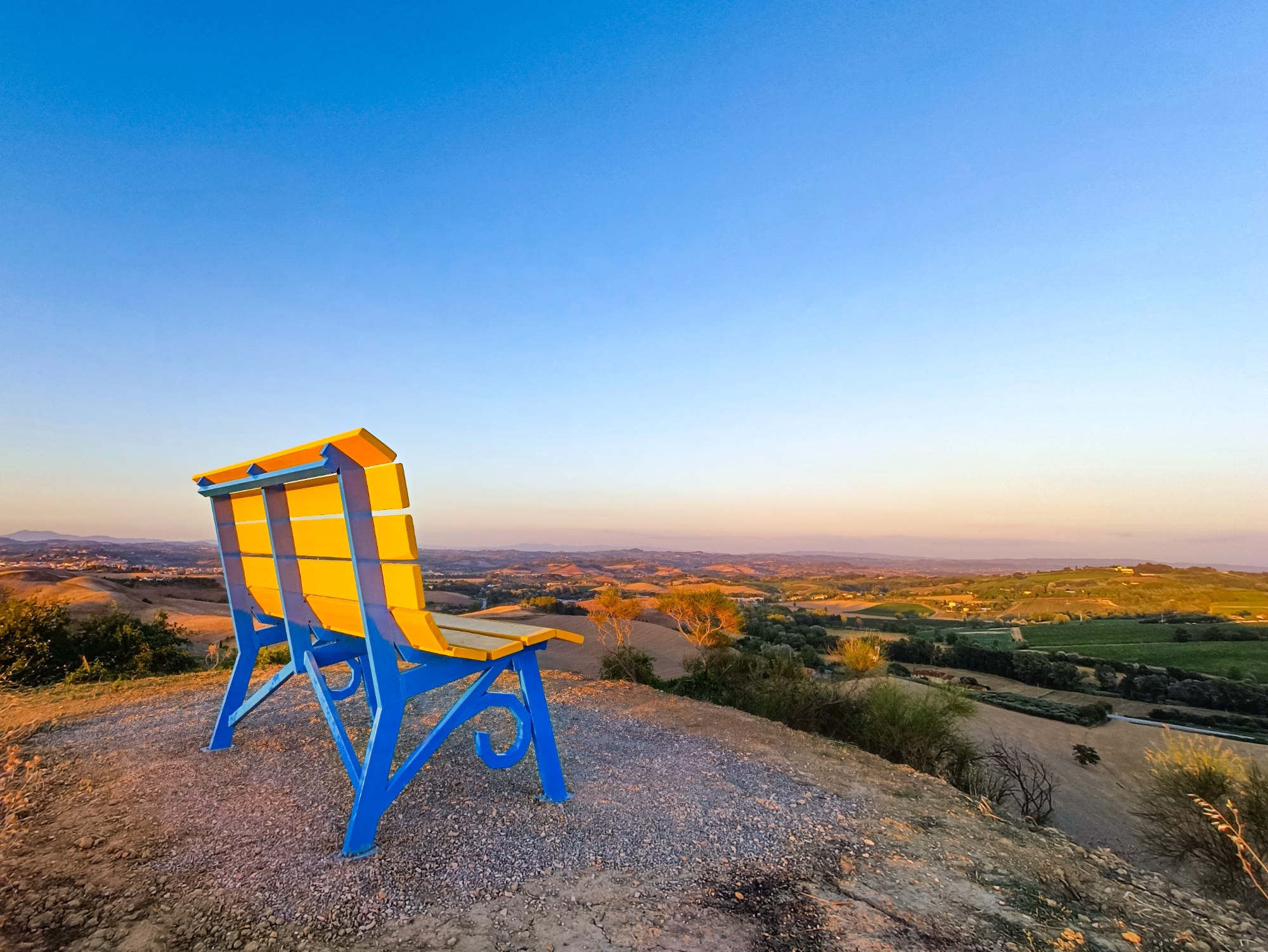 Die Big Bench in Castelfiorentino mit Blick auf die Hügel