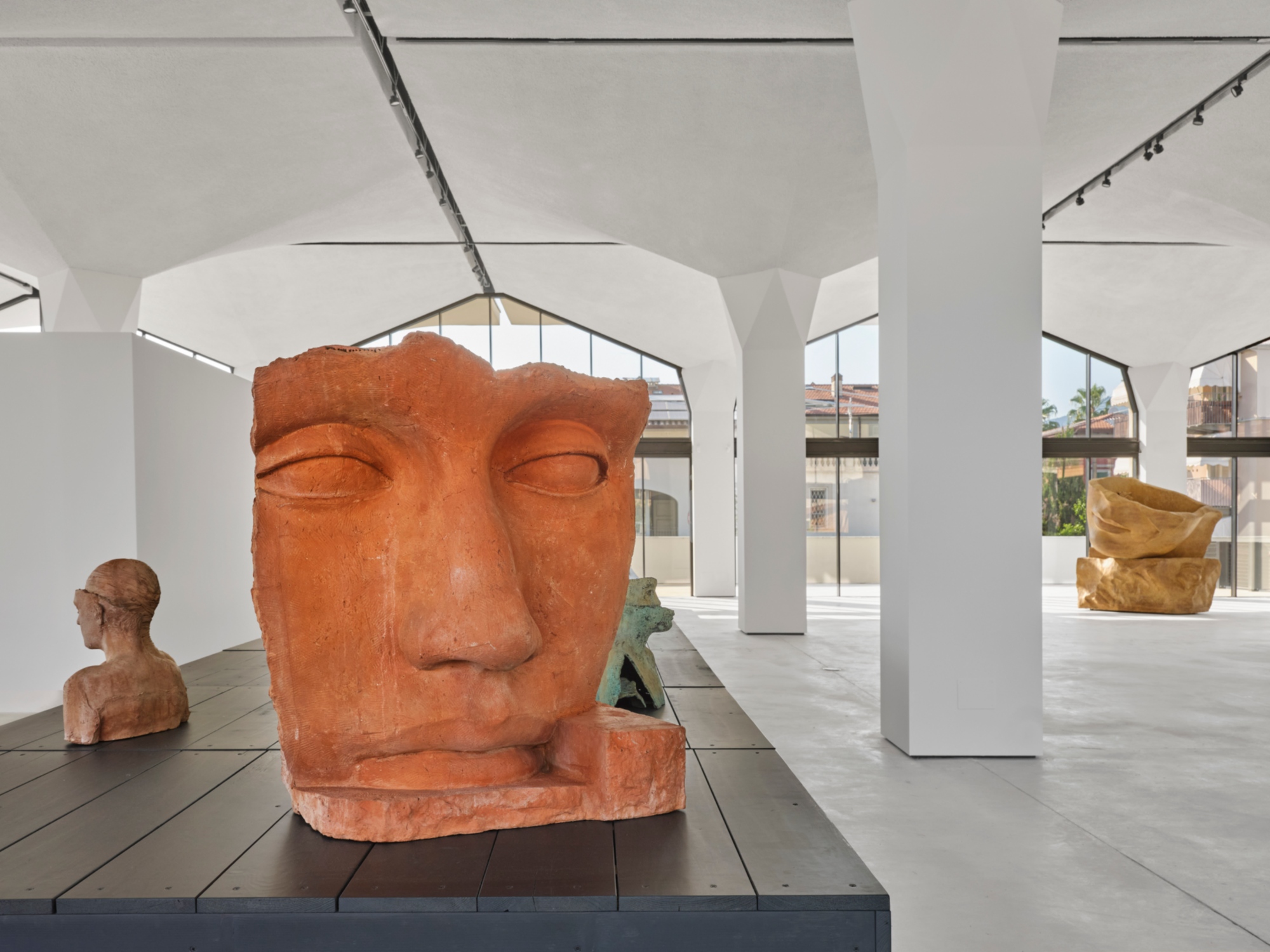 Grande volto in terracotta esposto nella sala principale del Museo Igor Mitoraj