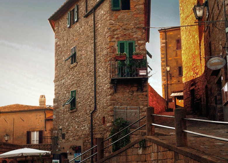 Casale Marittimo Erin Johnson