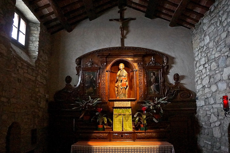 Sculpture of the Madonna con Bambino, placed above the high altar