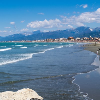 Spiaggia in Versilia Mamma con bimba sulla spiaggia della Versilia con le Alpi Apuane sullo sfondo.