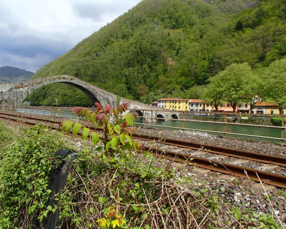 Garfagnana railway in the vicinity of the Ponte del Diavolo (Devil's Bridge)