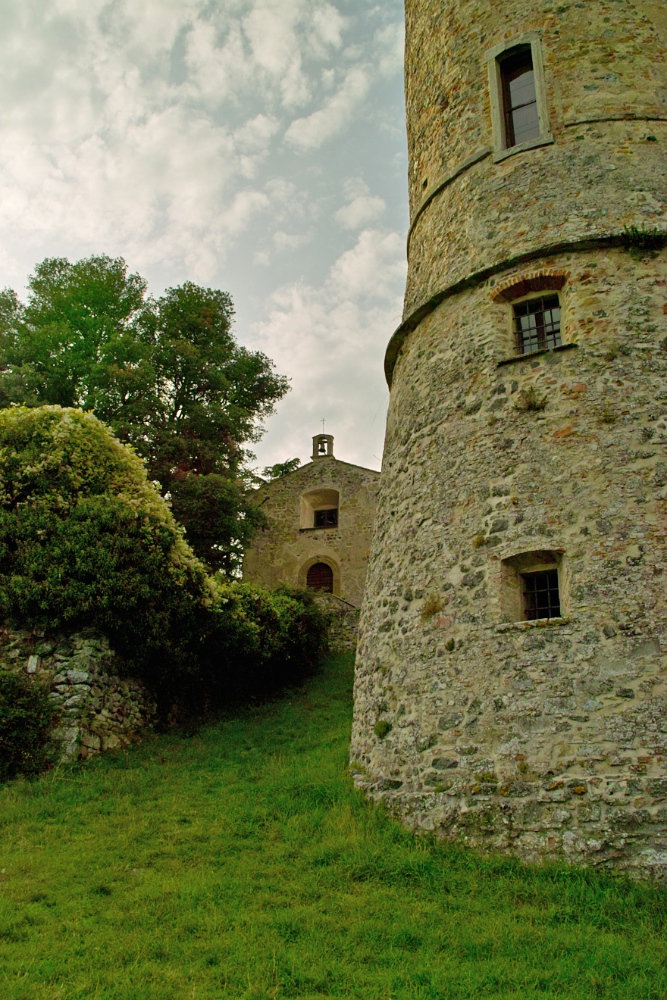 Castello di Montauto, sullo sfondo la cappella che ospitò il saio di S. Francesco
