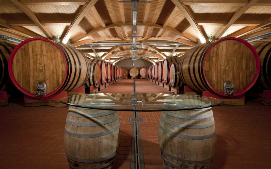 Cantina di Montalcino con botti in legno.
