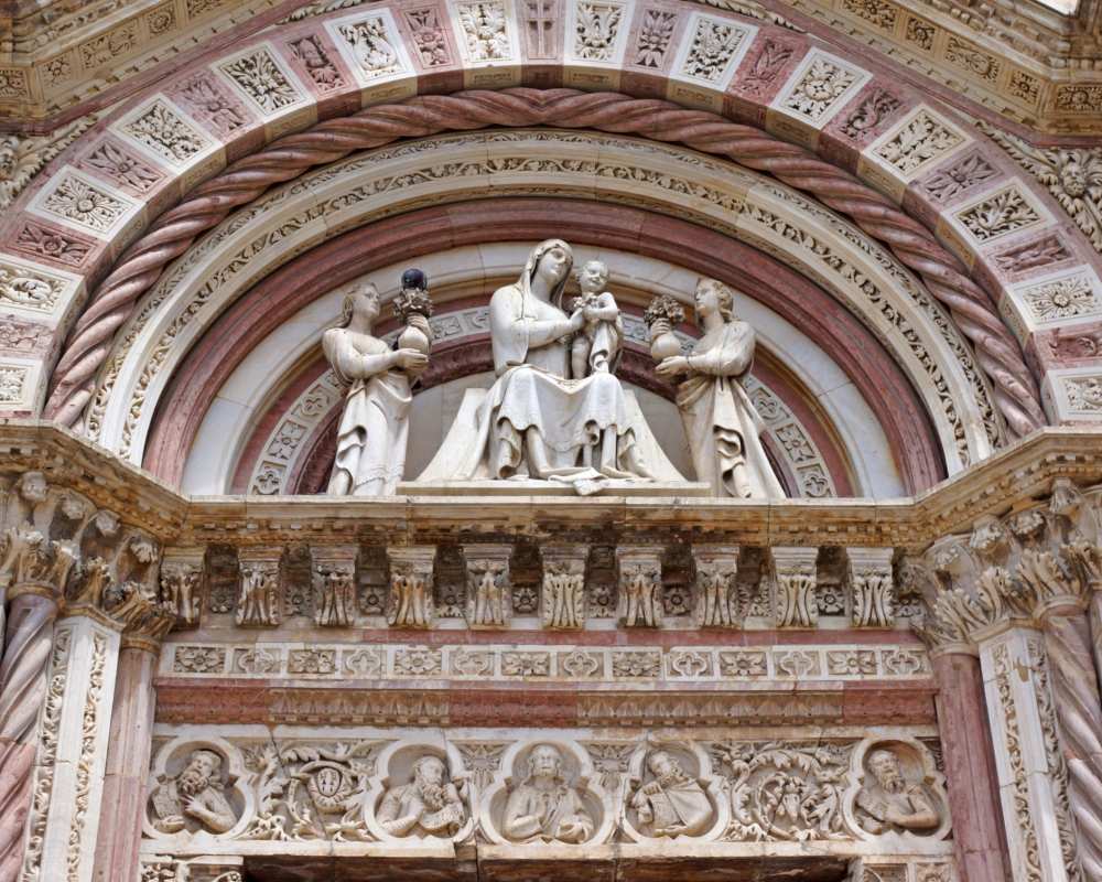 Dettaglio della facciata del Duomo di Grosseto