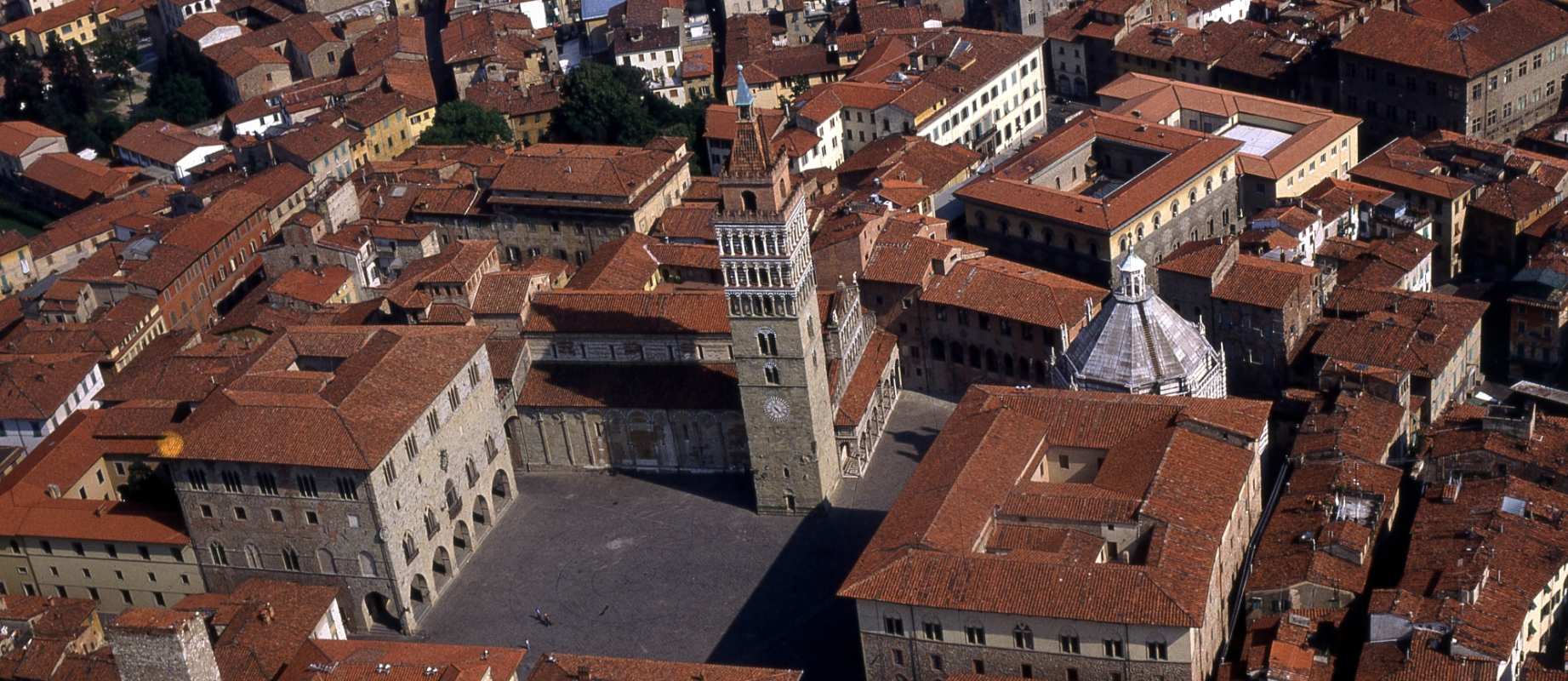 Die Kathedrale San Zeno aus der Luft gesehen Die Kathedrale San Zeno aus der Luft gesehen