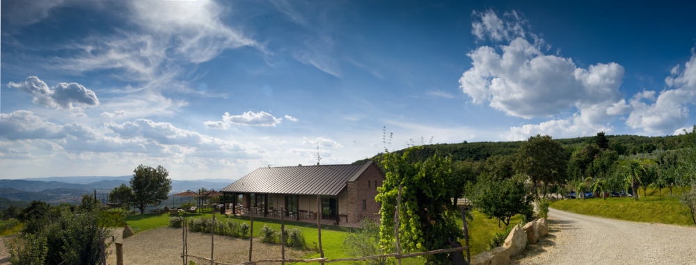 Esterno della cantina di Podere Pomaio