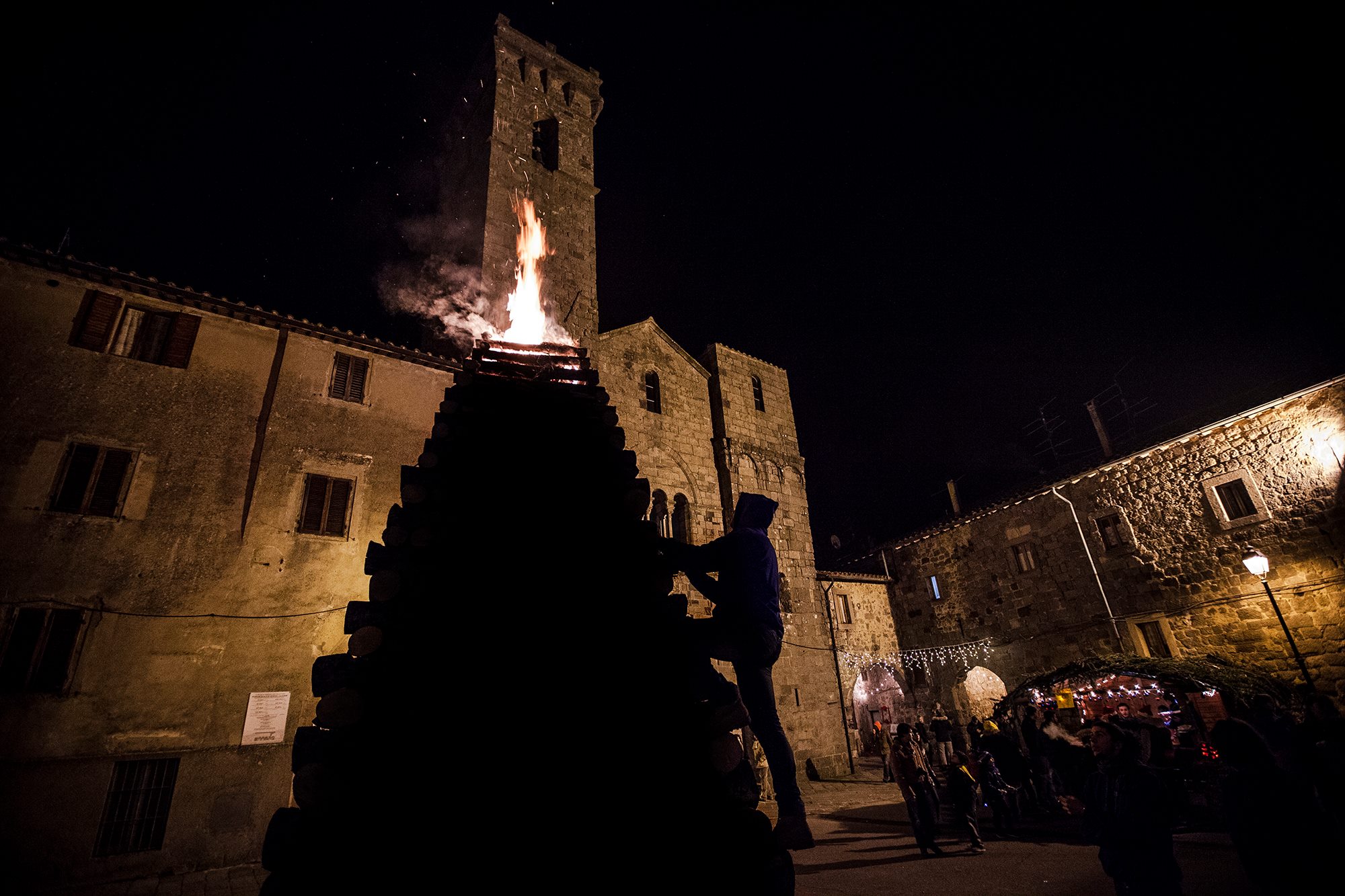Ceremonia con antorchas en Abbadia San Salvatore