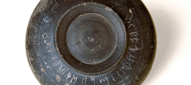 Ciotola di bucchero con alfabeto etrusco del VI sec. a.C.