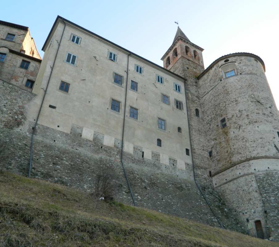 The historic via di Ronda and the tower