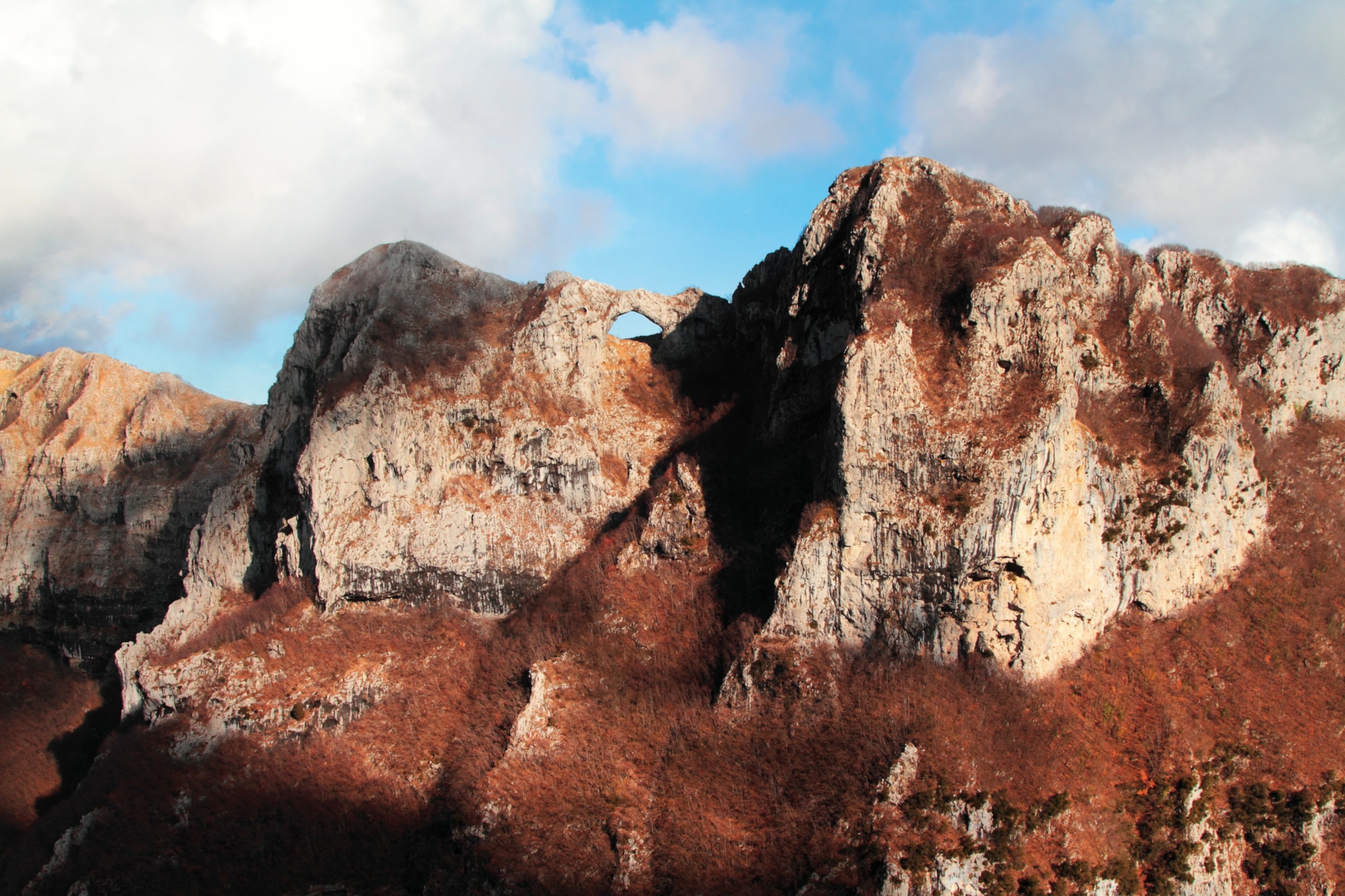 La Montaña Forata en los Alpes Apuanos